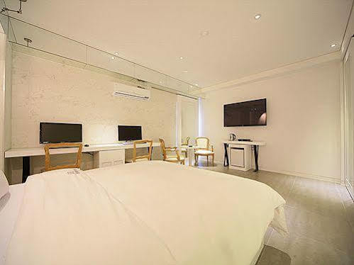Sinchon Hotel Gaeul Seoul Bagian luar foto